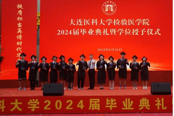 学院党总支苍健书记与毕业生代表合影 学院党总支苍健书记与毕业生代表合影